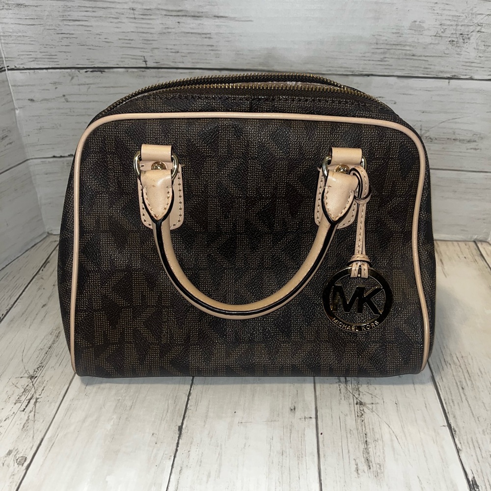 Michael kors handbag with detachable strap